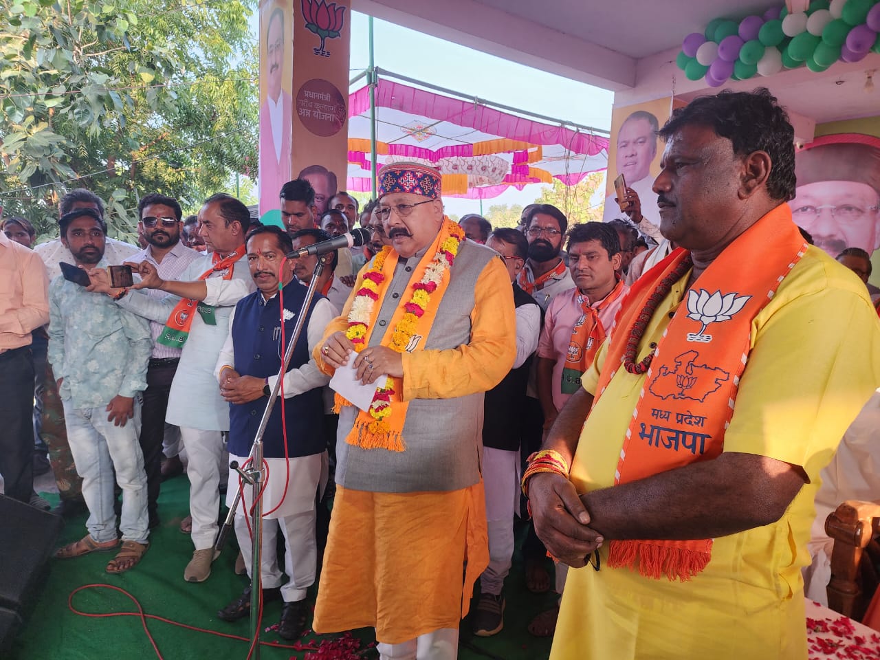 विकास के लिए भाजपा को जिताकर प्रधानमंत्री मोदी के हाथों को मजबूत करें- महाराज 