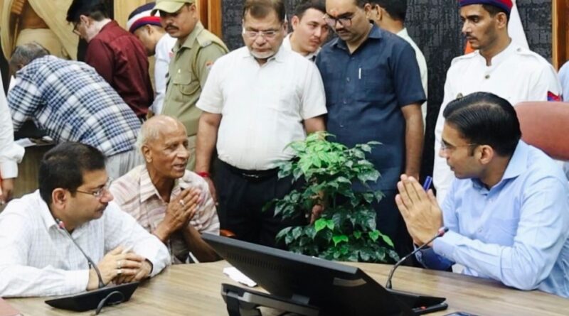 स्वतंत्रता संग्राम सेनानी के आश्रित ने डीएम का जताया आभार