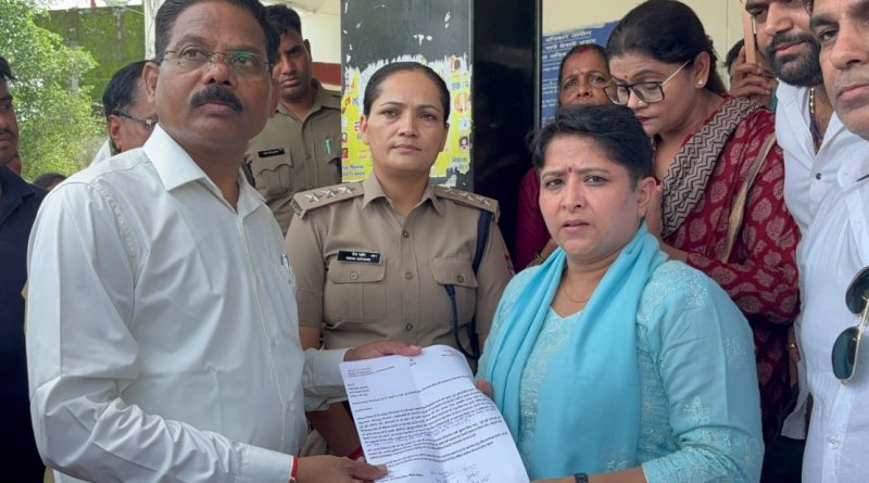 धर्मपुर में महिला कांग्रेस का धरना- टूटी सड़कों और ओवरफ्लो सीवर के खिलाफ सौंपा ज्ञापन