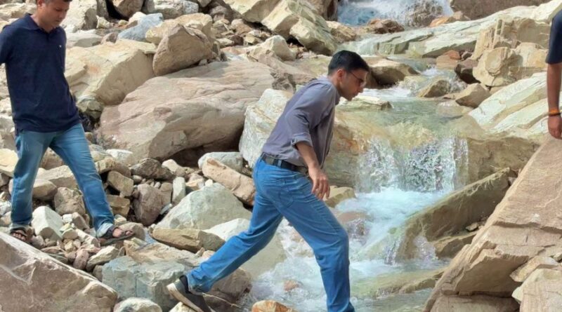 आपदा क्षेत्र फुलेत पहुंचे डीएम सविन बंसल, पैदल तय किया 12 किमी दुर्गम रास्ता